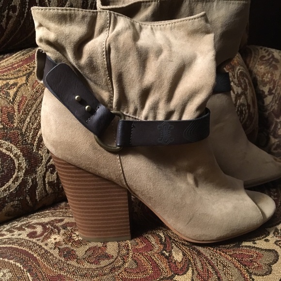 Cute suede open-toed boot heels. - Picture 1 of 7